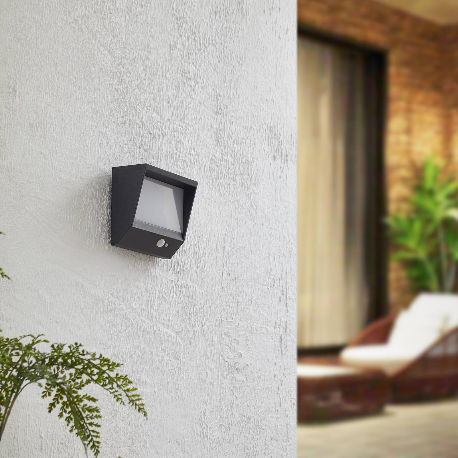 Lucande LED-Solarwandlampe Dava, 14 cm hoch, Alu, Sensor