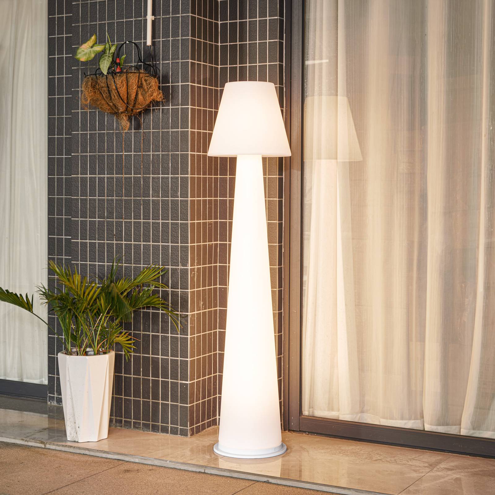Lucande LED-Akku-Terrassenleuchte Gauri, weiß, 153 cm, IP44
