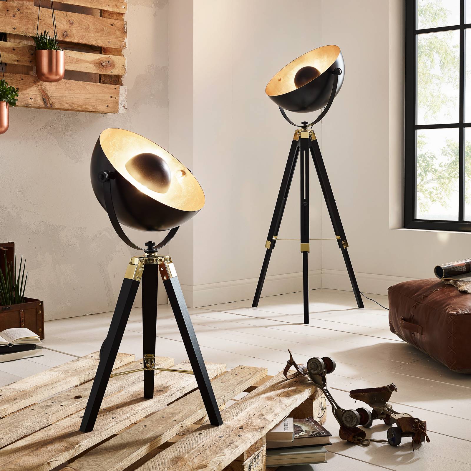 Stehlampe Covaleda m. Dreibeingestell schwarz/gold