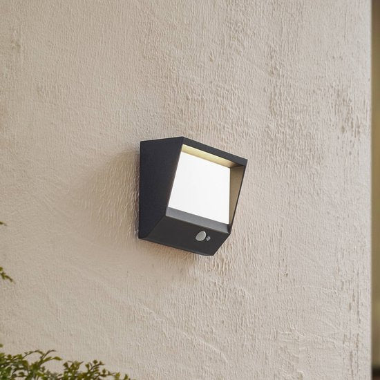 Lucande LED-Solarwandlampe Dava, 14 cm hoch, Alu, Sensor